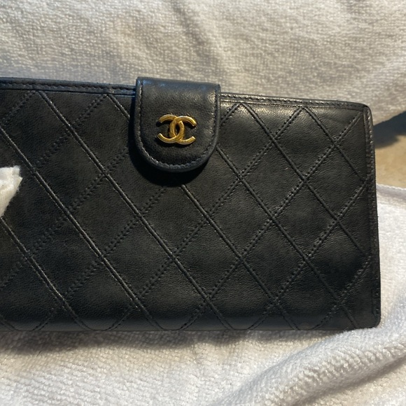 CHANEL authentic vintage Black Diamond Stitch Wallet - Picture 2 of 12